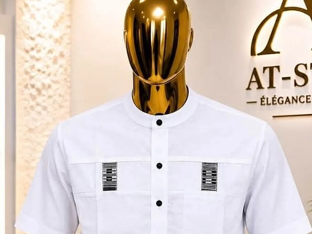 Chemise blanche col mao sur mannequin doré, devant l'enseigne AT-Style